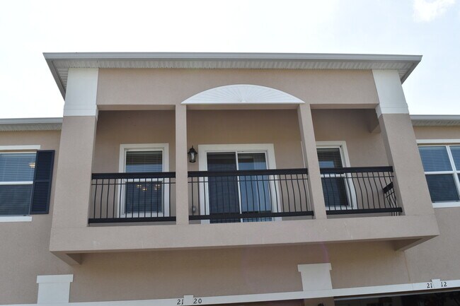 Building Photo - Beautiful Lake View Condo in a Prime Location