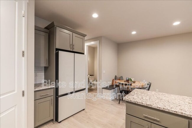 Building Photo - 16349 SE Sunshower Pl