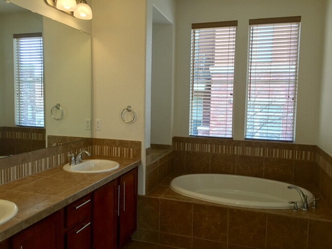 Building Photo - "Spacious 3-Bed, 3-Bath Townhouse with Gra...