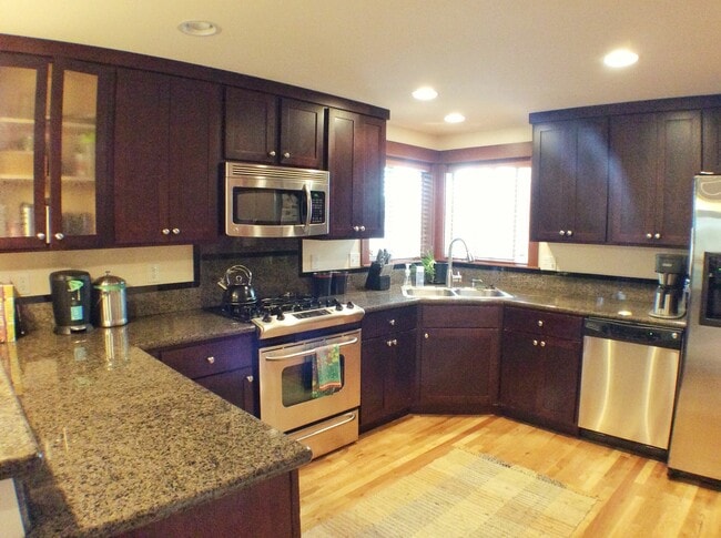 Building Photo - Bright and Sunny Townhouse