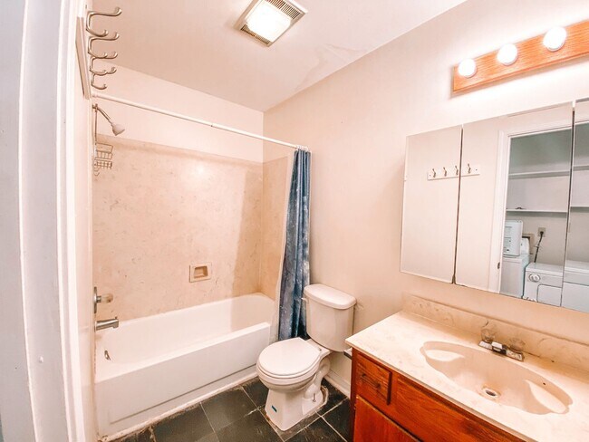 Building Photo - Centrally Located Condo!! Near Magazine St...