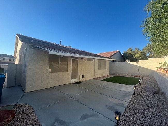 Building Photo - single story, 3 bed, 2 bath, 2 car garage in gated community in Summerlin