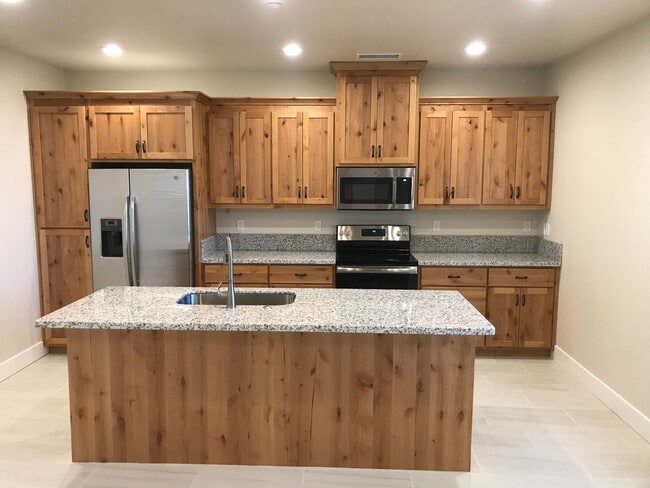 Building Photo - SPACIOUS 3 BEDROOM 3.5 BATHROOM HOME With Washer and Dryer!