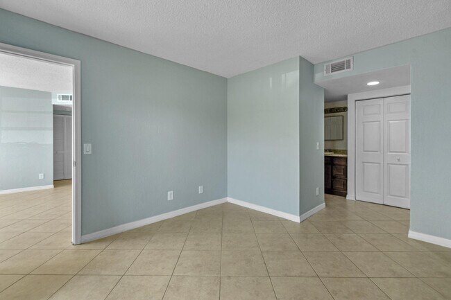 Building Photo - 1604 SE Green Acres Cir