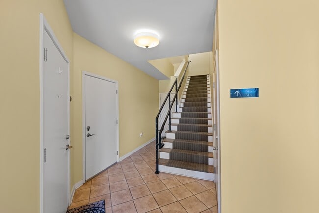 Building Photo - 380 Island Dr