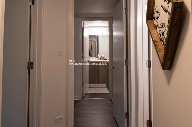 Building Photo - Massive Condo Quality 2 Bed / 2.5 Bath Duplex Down in Wrigleyville!