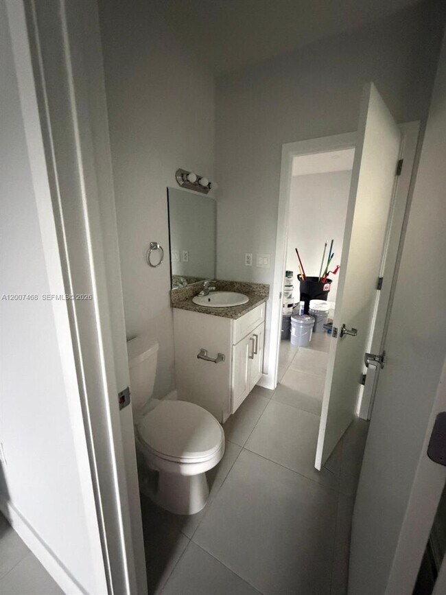 Building Photo - 381 E 50th St