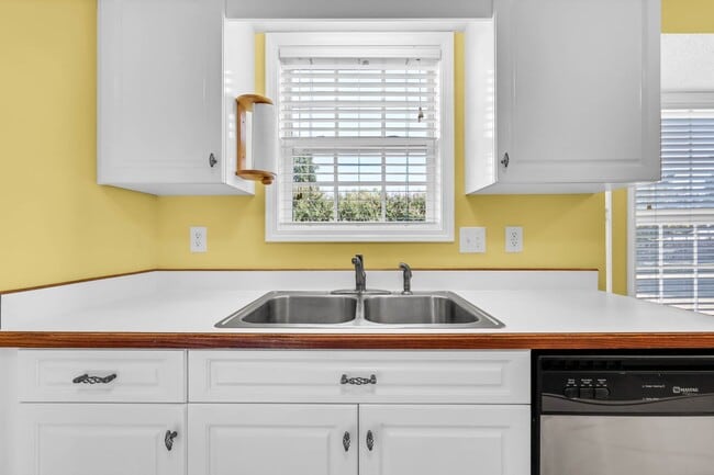 Building Photo - 3 Bedroom Pet Friendly Home For Rent With Extra Large Bonus Room!