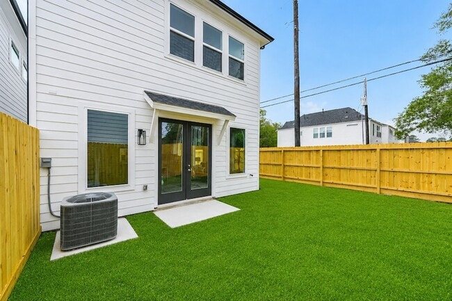 Building Photo - 5630 Balbo St
