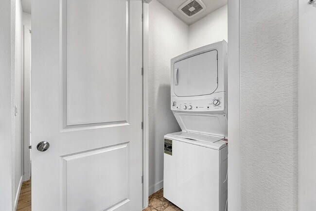 Building Photo - $4,450.00, 5 bed, 4.5-bath located in Broo...