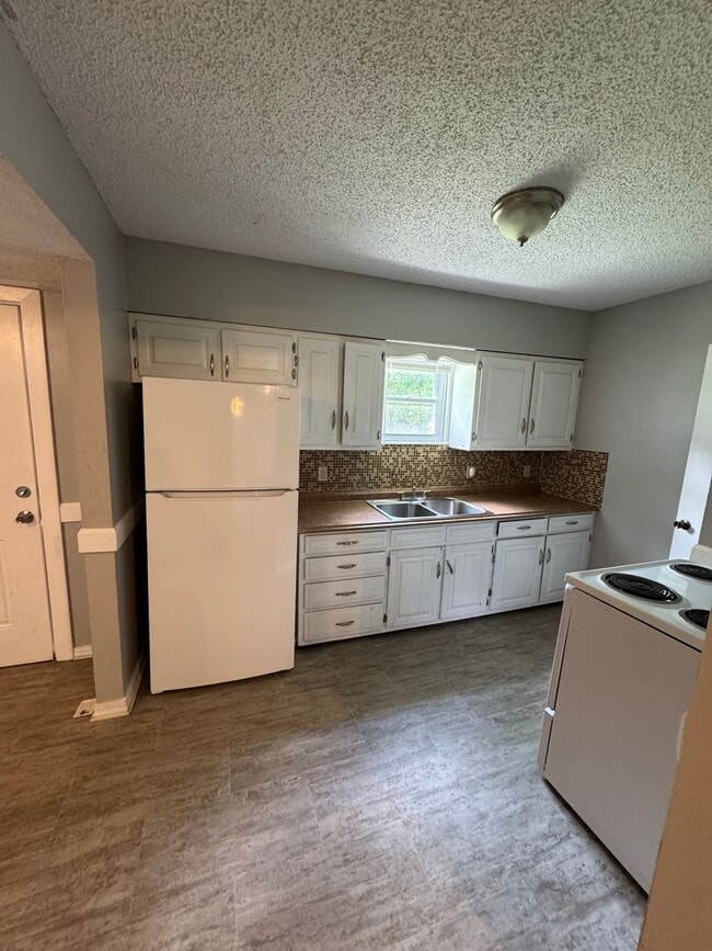 Building Photo - Adorable 3 Bedroom/1.5 Bathroom House