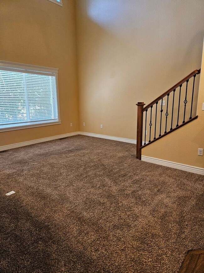 Building Photo - 3/2.5 in Boise-2 Car Garage, Fireplace, Vaulted Ceilings, Landscaping Included.