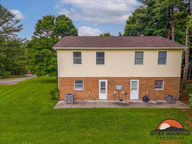 Building Photo - Recently Updated Home Near Virginia Tech