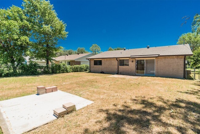 Building Photo - 502 Campfire Dr