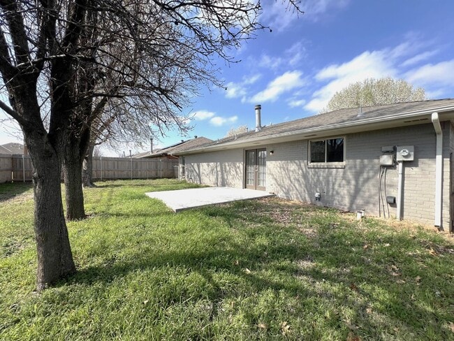 Building Photo - Spacious Modern Living