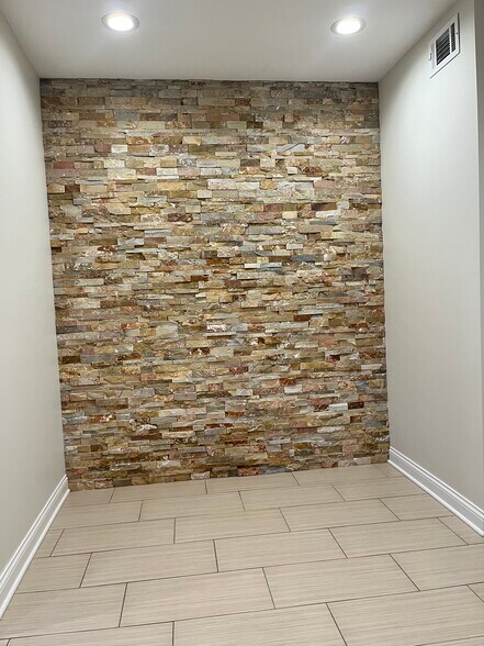 Building Photo - 3145 N Lamon Ave