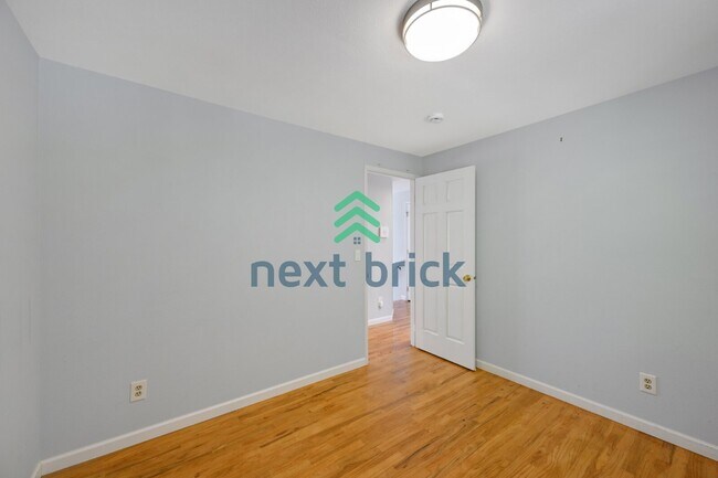 Building Photo - "Spacious 4-Bedroom Retreat with 2.5 Baths in Charming Sammamish Setting"