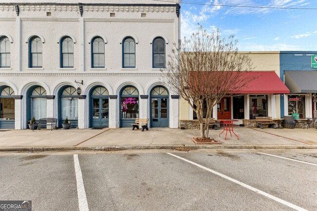 Building Photo - 16 Main St