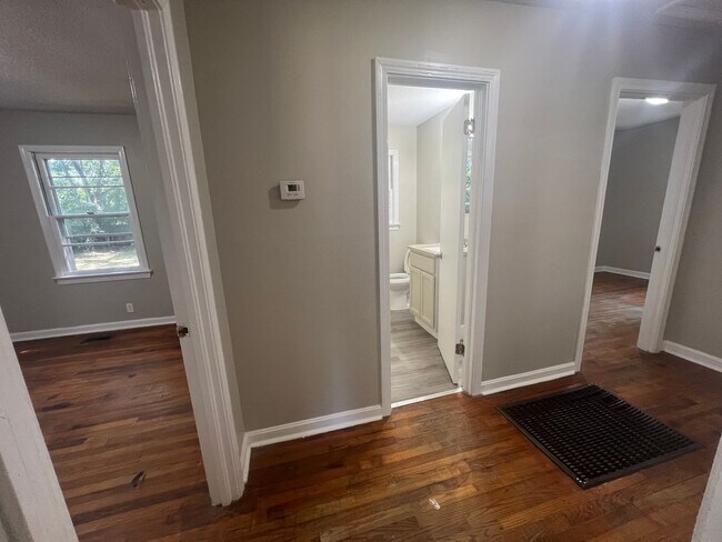 Building Photo - 3 bedroom 1 bathroom single level home