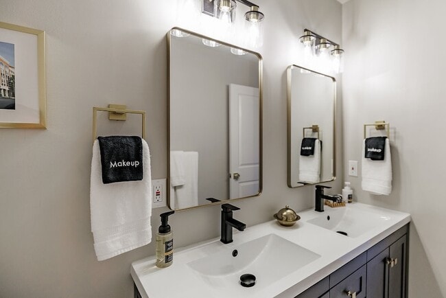 Building Photo - 2165 S Milledge Ave