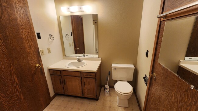 Building Photo - Large 2 Bed Apartment! Available Now! - 1/...