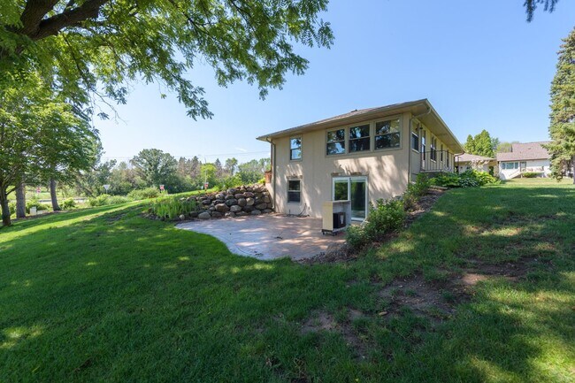 Building Photo - Must see home in mendota heights, huge lot...