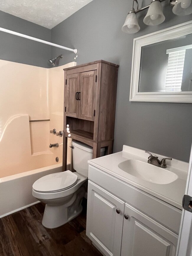 Building Photo - Three Bedroom Home in London, KY