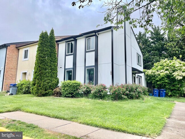 Building Photo - 1009 Kings Ct