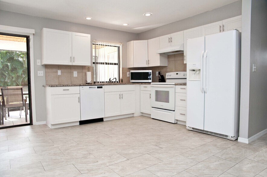 Building Photo - 722 SE Thanksgiving Ave