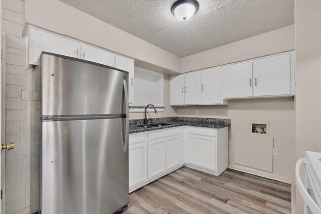 Building Photo - 937 Cleardale Dr