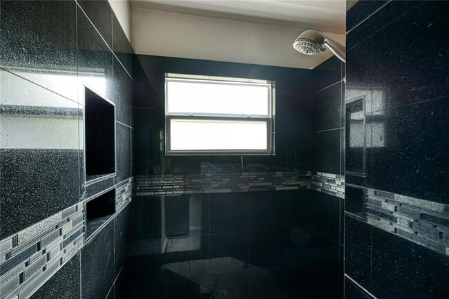 Building Photo - 2705 La Mesa Dr