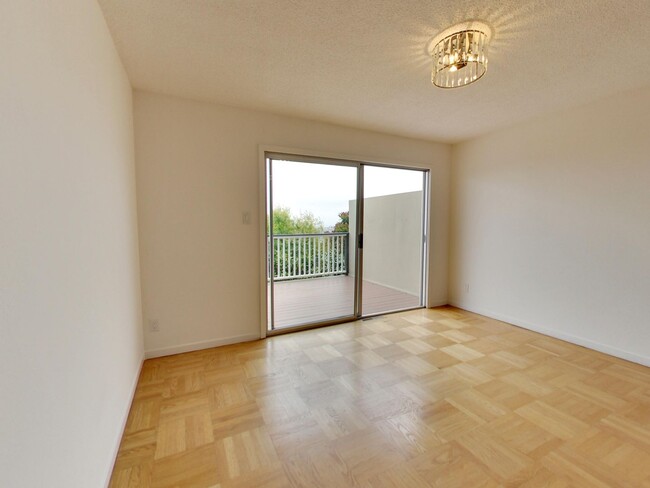 Building Photo - 4BR Home with Jaw-Dropping Views, Garage, ...