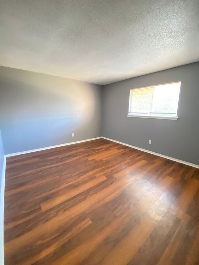 Building Photo - 2 Bedroom 1.5 Bath Apt at the Monterey Square Apts NW OKC