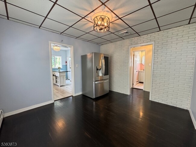 Building Photo - 636 Linden Ave
