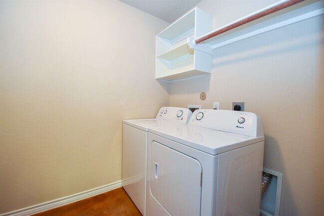 Building Photo - 1105 Parkhurst Ave