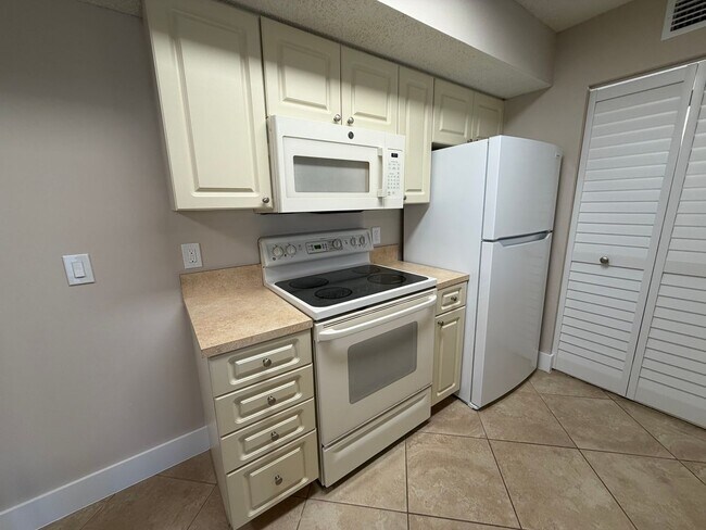 Building Photo - ANNUAL RENTAL - FURNISHED 1 BED / 1 BATH AT OASIS