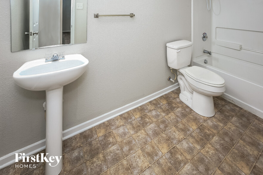 Building Photo - 1315 Shadetree Ln