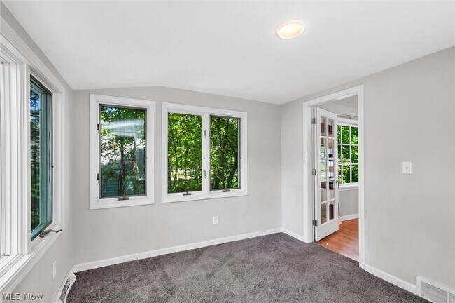 Building Photo - 1130 Haselton Rd
