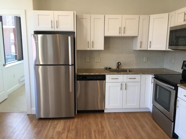 Building Photo - 875 Elm St