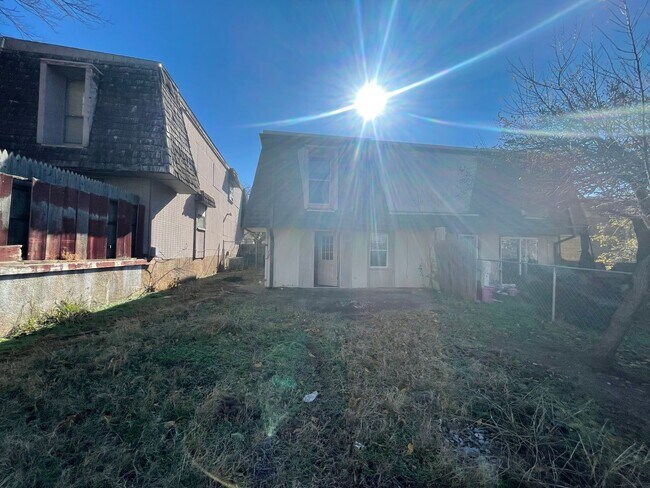 Building Photo - 3 Bed Duplex OKC