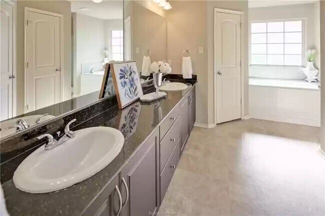 Building Photo - AVAILABLE AUGUST 2026 - Beautiful 3/2.5 Home in South College Station!