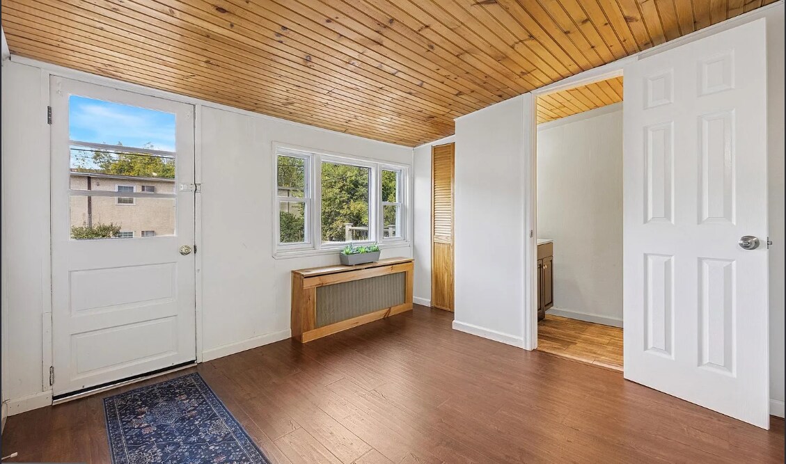 Building Photo - 108 Maple St