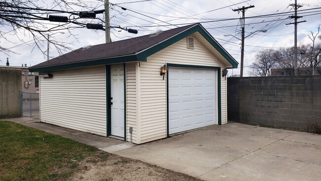 Building Photo - 28833 Groveland St