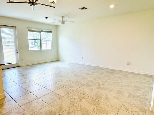 Building Photo - For Rent 3/2.5 townhome 2 Car Garage in Storey Lake,