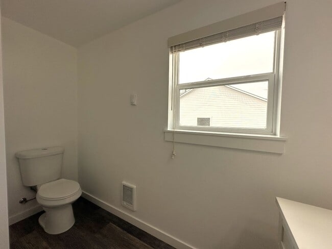 Building Photo - Modern & Stylish 4 Bed, 2.5 Bath Remodel!