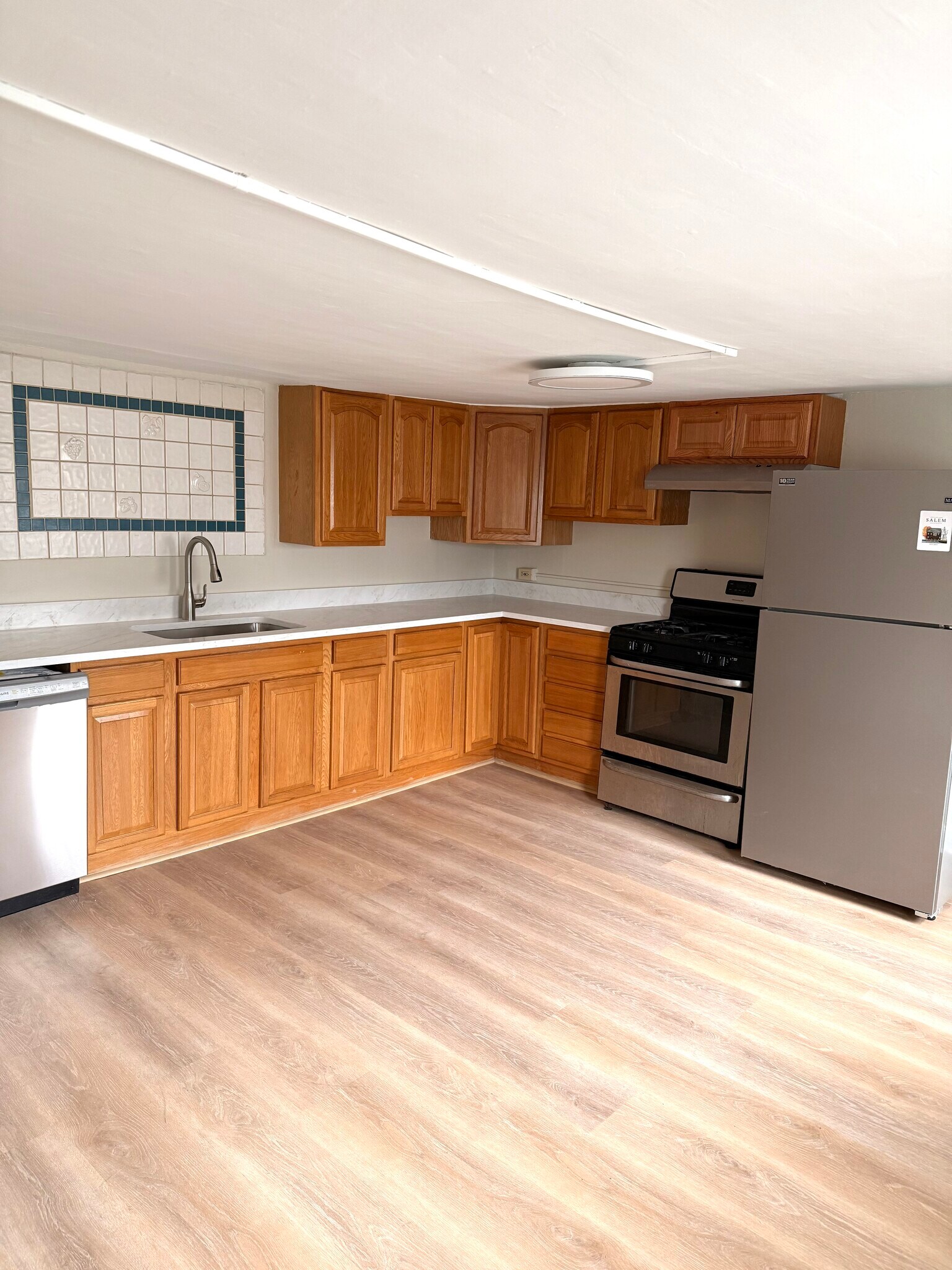 Building Photo - 10 Mall St