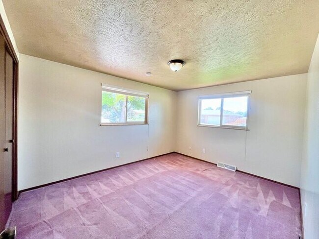 Building Photo - 3 Bedroom - 2 Bath Ranch Home with 2 Car A...