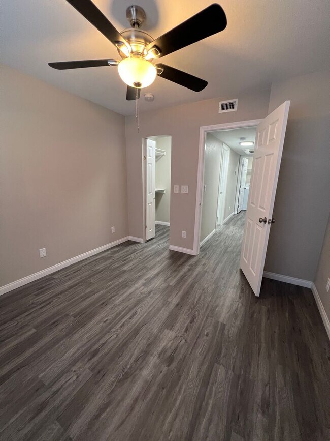 Building Photo - Newly Renovated Enclaves Condo!