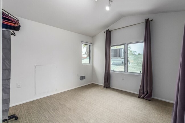 Building Photo - Two Bedroom Townhome in Garfield District!