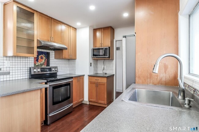 Building Photo - 8 Stonecrop Rd S